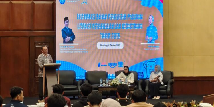 Upaya pemerintah mewujudkan mutu pendidikan yang berkarakter dan berakar pada identitas bangsa terus diperkuat melalui kolaborasi strategis lintas lembaga. Kementerian Pendidikan Dasar dan Menengah (Kemendikdasmen) melalui Badan Pengembangan dan Pembinaan Bahasa (Badan Bahasa) berkolaborasi dengan Komisi X DPR RI dalam kegiatan Diseminasi Bahan Penguatan Program Literasi Kebahasaan dan Kesastraan, di Bandung. (Foto: Dok Kemendikdasmen)