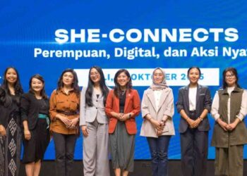 Dosen dan Praktisi Komunikasi Digital, Ni Luh Putu Diah Desvi Arina (berdiri di antara Menkomdigi Meutya Hafid dan DIrjen KPM Kemkomdigi Fifi Aleyda Yahya) dalam Talkshow Inspiratif She-Connects bertajuk Perempuan Tangguh di Era Digital: Kelola Ruang Digital, Aman di Dunia Siber yang digelar Direktorat Jenderal Komunikasi Publik dan Media Kementerian Komunikasi dan Digital (Ditjen KPM Kemkomdigi) di Badung, Bali, Jumat (10/10/2025). (Foto: Bismo Agung/IGID KPM Kemkomdigi)