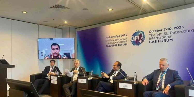 Tenaga Ahli Menteri Energi dan Sumber Daya Mineral (ESDM) Satya Hangga Yudha Widya Putra (ketiga dari kiri) berbicara dalam forum internasional, di St Petersburg, Rusia, secara hybrid, Jumat (10/10/2025). (ANTARA FOTO/Dokumentasi pribadi)