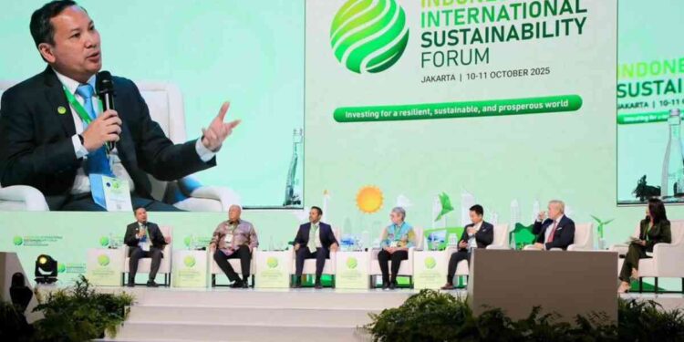 Deputi Bidang Koordinasi Infrastruktur Dasar Kementerian Koordinator Bidang Infrastruktur dan Pembangunan Kewilayahan, Rachmat Kaimuddin saat berbicara dalam sesi panel bertajuk Securing Water for All: Advancing Water Security and Clean Water Access pada Indonesia Sustainability Forum (ISF) 2025 pada Jumat (10/10/2025) di Jakarta International Convention Center (JICC). (Foto: Dok. Kemenko Infra)