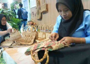 Produk kerajinan tangan berupa tas rajutan dari bambu dan kertas bekas, hasil karya UMKM binaan Sinar Mas dipamerkan pada Indonesia International Sustainability Forum (ISF) 2025 di Jakarta Convention Center (JCC) Senayan, Jakarta, Jumat (11/10/2025). (Amiri Yandi/InfoPublik)