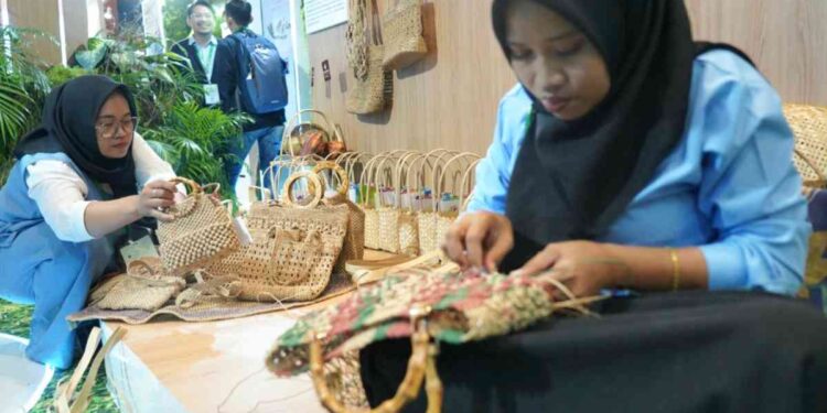 Produk kerajinan tangan berupa tas rajutan dari bambu dan kertas bekas, hasil karya UMKM binaan Sinar Mas dipamerkan pada Indonesia International Sustainability Forum (ISF) 2025 di Jakarta Convention Center (JCC) Senayan, Jakarta, Jumat (11/10/2025). (Amiri Yandi/InfoPublik)