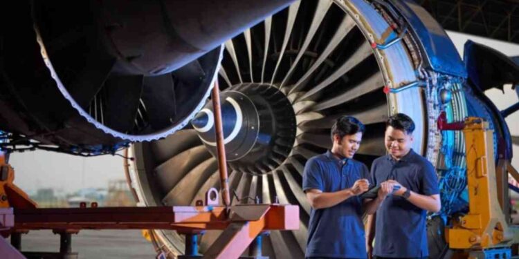 GDPS Perkuat Daya Saing di Tengah Ketatnya Persaingan Global : Iustrasi pegawai tengah mengecek perawatan mesin pesaway. (Foto: Dok. GDPS)