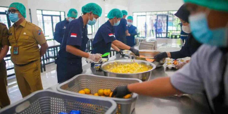 Dinas Kesehatan Kota Bogor bersama Pemkot mengambil sampel makanan di dapur Makan Bergizi Gratis (MBG) Bosowa Bina Insani, Bogor, Kamis (8/5/2025). (Foto: Dok. Pemkot Bogor)