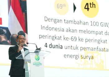 Menteri ESDM Bahlil Lahadalia memberikan pemaparan saat menjadi pembicara pada Indonesia International Sustainability Forum (ISF) 2025 di Jakarta Convention Center (JICC) Senayan, Jakarta, Jumat (10/10/2025). Foto: InfoPublik/Amiriyandii