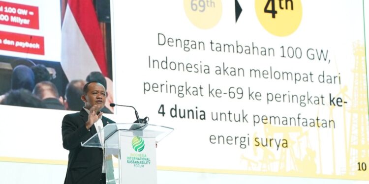 Menteri ESDM Bahlil Lahadalia memberikan pemaparan saat menjadi pembicara pada Indonesia International Sustainability Forum (ISF) 2025 di Jakarta Convention Center (JICC) Senayan, Jakarta, Jumat (10/10/2025). Foto: InfoPublik/Amiriyandii