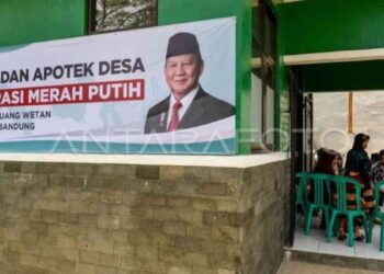 Warga antre untuk melakukan pemeriksaan kesehatan di Klinik Koperasi Desa Merah Putih, Desa Cangkuang Wetan, Bandung, Jawa Barat, Kamis (15/5/2025). ANTARA FOTO/Raisan Al Farisi/Spt