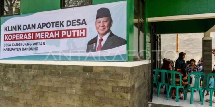 Warga antre untuk melakukan pemeriksaan kesehatan di Klinik Koperasi Desa Merah Putih, Desa Cangkuang Wetan, Bandung, Jawa Barat, Kamis (15/5/2025). ANTARA FOTO/Raisan Al Farisi/Spt