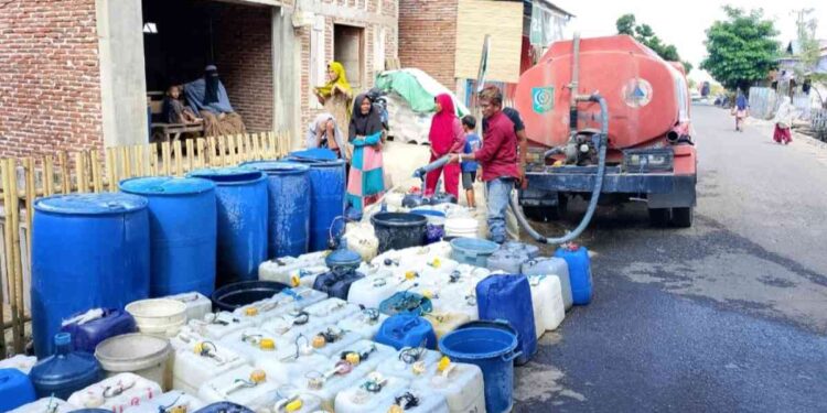 Personel BPBD Kabupaten Bima melakukan droping air bersih ke tandon dan tempat penampungan air milik warga terdampak kekeringan di Kabupaten Bima, Nusa Tenggara Barat (NTB), pada Kamis (16/10/2025). (Foto: BPBD Kabupaten Bima)