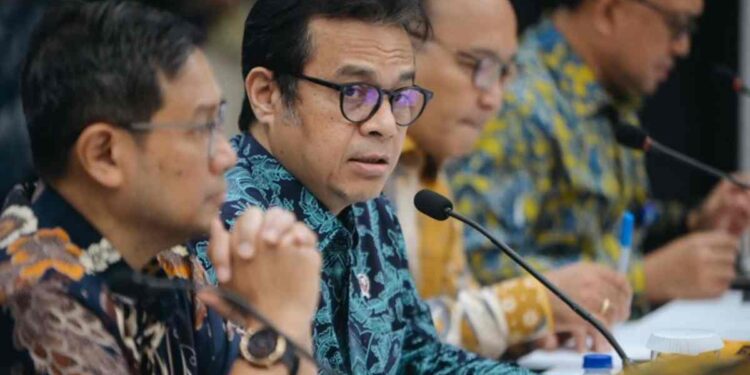 Wamenkomdigi Nezar Patria didampingi Kepala BPSDM Bonifasius Wahyu Pudjianto dan Sekretaris BPSDM I Nyoman Adhiarna saat memimpin Forum Talenta Digital Komdigi di Kantor Kementerian Komdigi, Jakarta Pusat, Jumat (17/10/2025). (Foto: Ahmad Tri Hawaari/Komdigi)