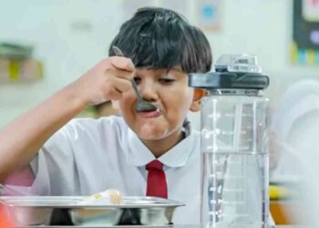 lustrasi siswa SD sedang menyantap program MBG