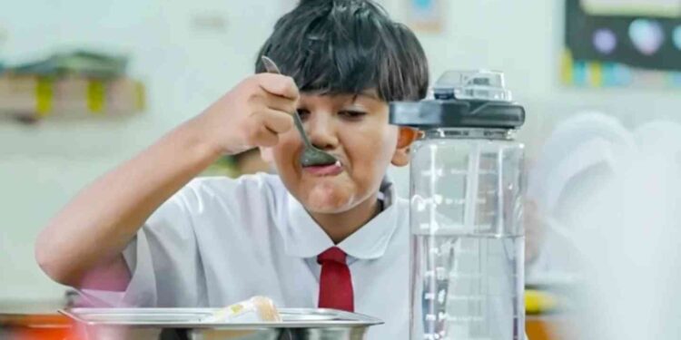lustrasi siswa SD sedang menyantap program MBG