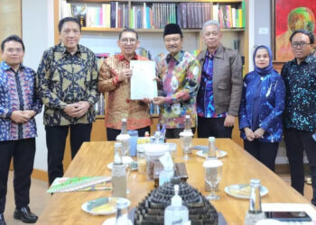 Menteri Sosial Saifullah Yusuf (empat dari kanan), didampingi jajaran pejabat Kementerian Sosial memberikan keterangan pers usai menyerahkan berkas usulan 40 tokoh menjadi Pahlawan Nasional kepada Menteri Kebudayaan sekaligus Ketua Dewan Gelar, Tanda Jasa, dan Tanda Kehormatan (GTK), Fadli Zon (lima dari kanan) di Kantor Kementerian Kebudayaan, Jakarta, Selasa (21/10/2025). (Foto: Kemensos)