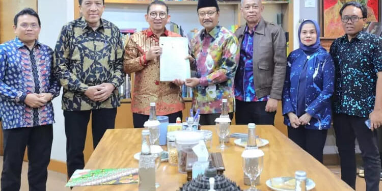 Menteri Sosial Saifullah Yusuf (empat dari kanan), didampingi jajaran pejabat Kementerian Sosial memberikan keterangan pers usai menyerahkan berkas usulan 40 tokoh menjadi Pahlawan Nasional kepada Menteri Kebudayaan sekaligus Ketua Dewan Gelar, Tanda Jasa, dan Tanda Kehormatan (GTK), Fadli Zon (lima dari kanan) di Kantor Kementerian Kebudayaan, Jakarta, Selasa (21/10/2025). (Foto: Kemensos)