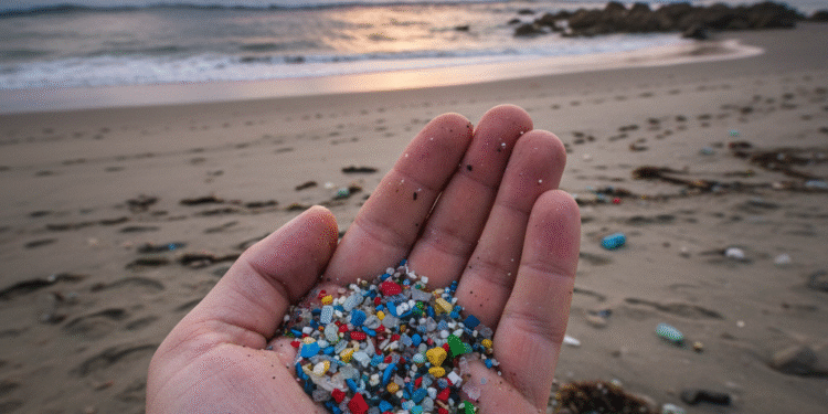 Kemenkes Minta Masyarakat Waspada Dampak Mikroplastik pada Air Hujan : Ilustrasi mikroplastik yang terbawa air laut. (Foto: Kemenkes)