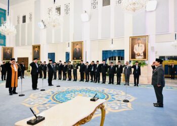 Presiden Republik Indonesia, Prabowo Subianto, melantik Arif Satria sebagai Kepala Badan Riset dan Inovasi Nasional (BRIN) dalam upacara yang berlangsung khidmat di Istana Negara, Jakarta, Senin (10/11/2025). (Foto: BPMI Setpres)