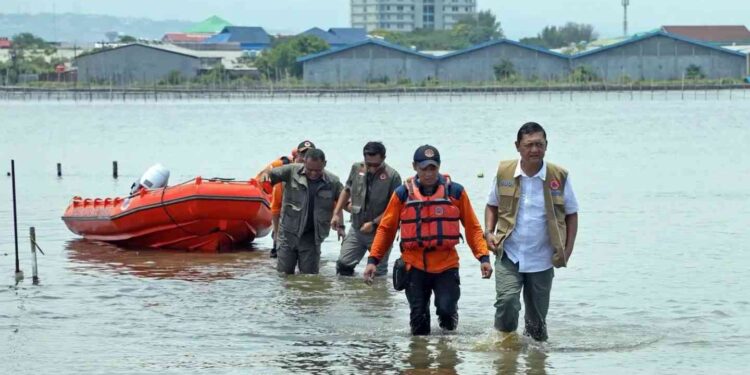 Foto : Deputi Bidang Penanganan Darurat BNPB Mayjen TNI Budi Irawan (kanan) usai meninjau sistem pembuangan air di kolam retensi Terboyo menggunakan perahu karet di area proyek pembangunan tanggul tol laut Kota Semarang, Jumat (31/10). (BIdang Komunikasi Kebencanaan / Danung Arifin)