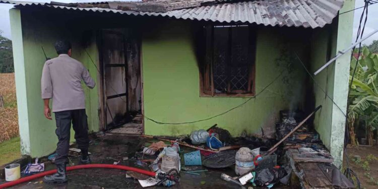Diduga Akibat Korsleting, Lantai Dua Rumah di Bambanglipuro Hangus Terbakar