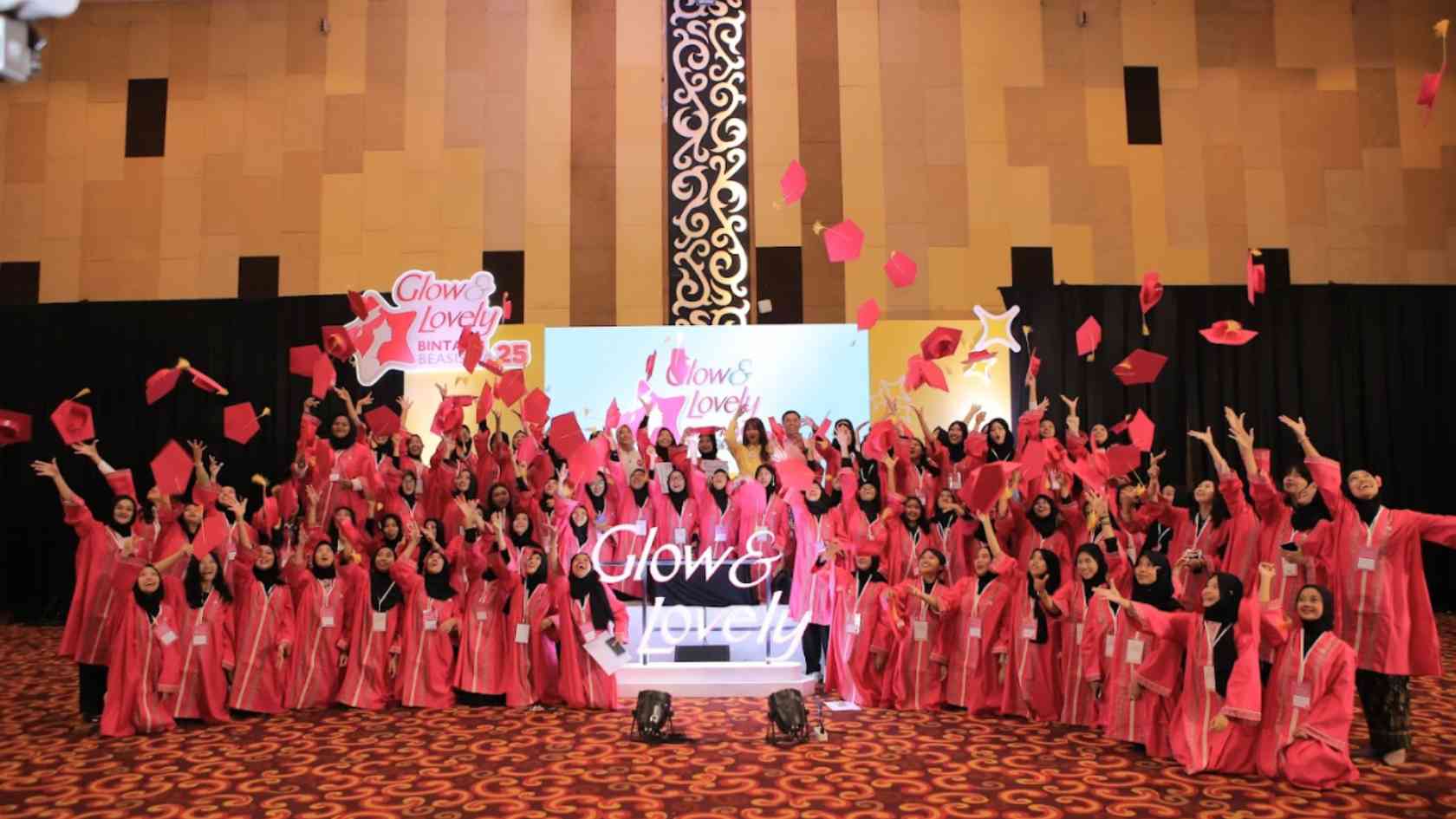 Glow & Lovely mengukuhkan total 100 penerima manfaat Glow & Bintang Beasiswa untuk bisa melangkah maju mendekat ke impian mereka