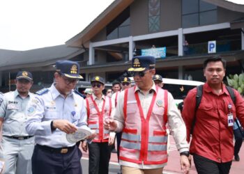 Dalam rangka memastikan aspek keselamatan lalu lintas dan angkutan jalan khususnya menjelang libur natal dan tahun baru 2025/2026, Direktorat Jenderal Perhubungan Darat melakukan inspeksi keselamatan LLAJ pada sejumlah bus di Lokasi Parkir Wisata Museum dan Kampung Seni Borobudur, Magelang, Jawa Tengah pada Jumat (31/10/205). (Foto Humas Kemenhub)