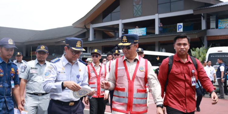 Dalam rangka memastikan aspek keselamatan lalu lintas dan angkutan jalan khususnya menjelang libur natal dan tahun baru 2025/2026, Direktorat Jenderal Perhubungan Darat melakukan inspeksi keselamatan LLAJ pada sejumlah bus di Lokasi Parkir Wisata Museum dan Kampung Seni Borobudur, Magelang, Jawa Tengah pada Jumat (31/10/205). (Foto Humas Kemenhub)