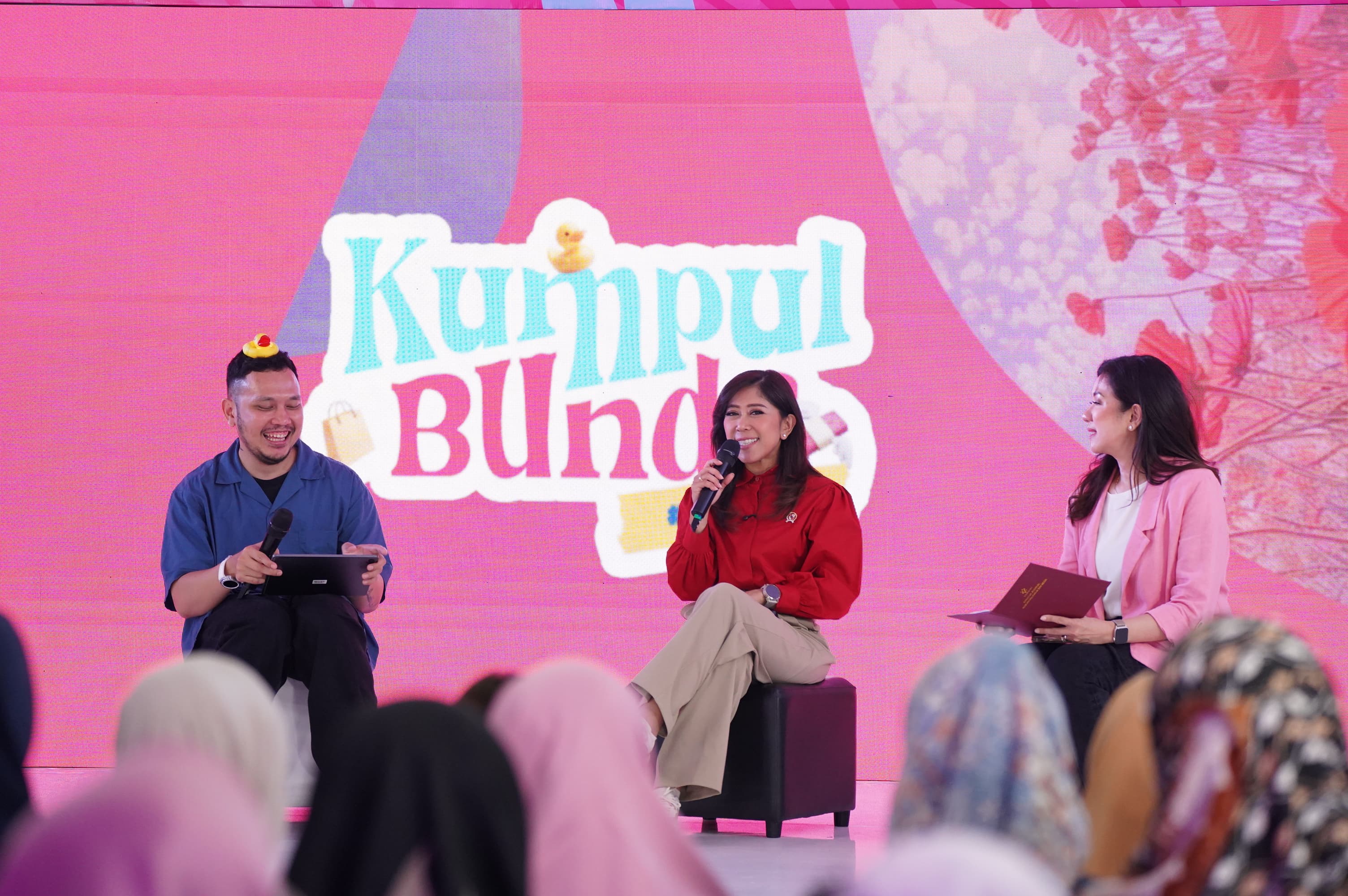 Menteri Komunikasi dan Digital (Menkomdigi) Meutya Hafid secara resmi meluncurkan microsite TunasDigital.id dalam acara Launching Microsite TunasDigital.id dan Curhat Bareng Bu Menteri di Blok M Hub, Jakarta, Sabtu (1/11/2025). Platform ini menjadi ruang belajar dan berbagi antarorang tua dan pendidik dalam menghadapi tantangan literasi digital anak di era media sosial.(Foto InfoPublik/Amir Yandi)