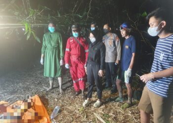 Petugas melakukan pemeriksaan awal penemuan mayat Mister X di bantaran Sungai Progo, Dusun Mangir Kidul, Pajangan, Bantul. (Dok. Polres Bantul)