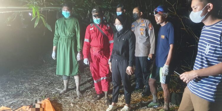 Petugas melakukan pemeriksaan awal penemuan mayat Mister X di bantaran Sungai Progo, Dusun Mangir Kidul, Pajangan, Bantul. (Dok. Polres Bantul)