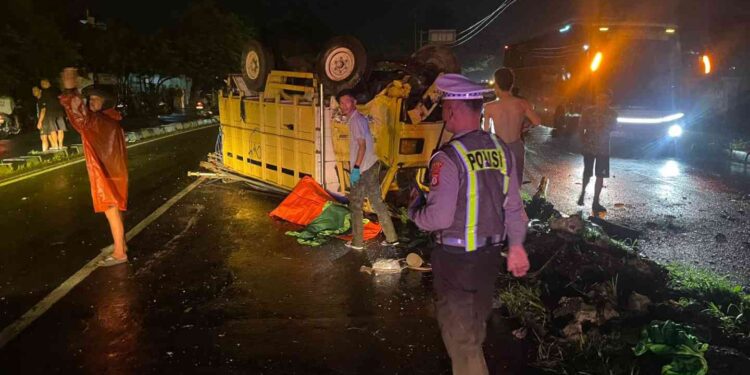 Kecelakaan Tunggal di Bantul: Truk Mitsubhisi Terbalik, Satu Korban Meninggal