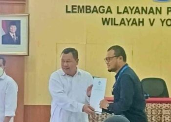 Kepala Bagian Umum LLDIKTI Wilayah V, Tego Sudarto, S.E., M.M menyerahkan SK Jabatan Fungsional Kepada Dosen Prodi Sistem Informasi UAA Raden Nur Rachman Dzakiyullah, S.Kom., M.Sc., PhD