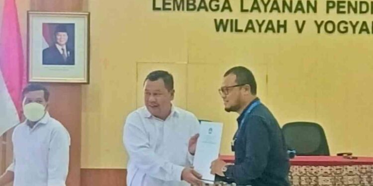 Kepala Bagian Umum LLDIKTI Wilayah V, Tego Sudarto, S.E., M.M menyerahkan SK Jabatan Fungsional Kepada Dosen Prodi Sistem Informasi UAA Raden Nur Rachman Dzakiyullah, S.Kom., M.Sc., PhD