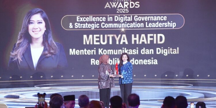 Dirjen KPM Kemkomdifi Fifi Aleyda Yahya Mewakili Menkomdigi Meutya Hafid menerima penghargaan CNN Indonesia Awards 2025 di Jakarta, Jumat malam (31/10/2025). (Foto: Amiri Yandi/KPM Kemkomdigi)