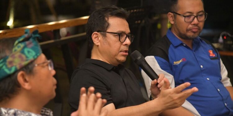 Wamenkomdigi Nezar Patria ngobrol bareng komunitas TIK Bali di Istana Taman Jepun, Denpasar, Bali, Jumat (31/10/2025). (Foto: Pey HS/Komdigi)