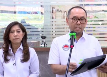 Kepala PPATK Ivan Yustiavandana dengan Menkomdigi Meutya Hafid dalam konferensi pers di Jakarta, Kamis (6/11/2025). (Cuplikan layar YouTube)