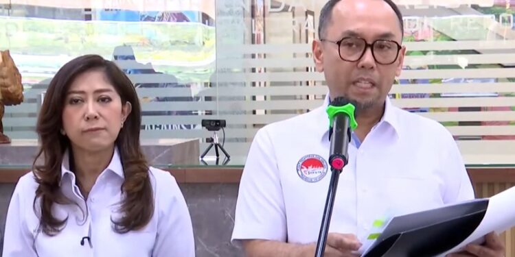 Kepala PPATK Ivan Yustiavandana dengan Menkomdigi Meutya Hafid dalam konferensi pers di Jakarta, Kamis (6/11/2025). (Cuplikan layar YouTube)