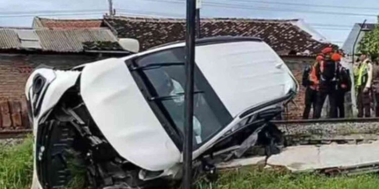 Kondisi Mobil Tertemper Kereta Api di perlintasan liar kilometer 16+4 petak jalan antara Sukoharjo-Pasarnguter