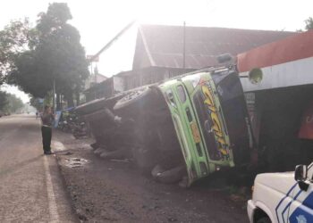 Kondisi laka lantas mobil truk timpa toko bangunan di Srandakan Bantul