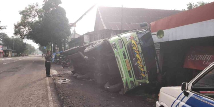 Kondisi laka lantas mobil truk timpa toko bangunan di Srandakan Bantul