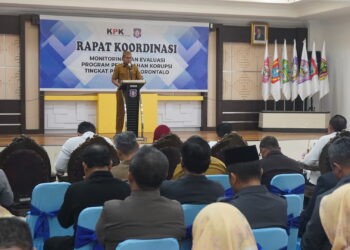 Biro Pengadaan Barang dan Jasa (PBJ) Setda Provinsi Gorontalo Richie Z. Abdullah saat memberikan paparan pada rapat koordinasi monitoring dan evaluasi bersama Komisi Pemberantasan Korupsi (KPK) di Aula Rumah Jabatan Gubernur, Senin (10/11/2025). (Foto : Valen)