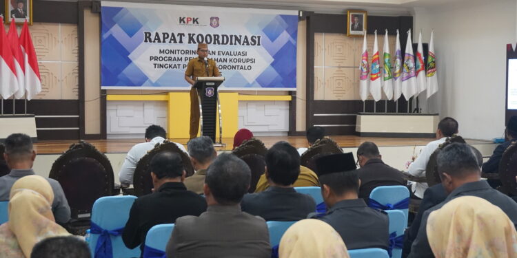 Biro Pengadaan Barang dan Jasa (PBJ) Setda Provinsi Gorontalo Richie Z. Abdullah saat memberikan paparan pada rapat koordinasi monitoring dan evaluasi bersama Komisi Pemberantasan Korupsi (KPK) di Aula Rumah Jabatan Gubernur, Senin (10/11/2025). (Foto : Valen)