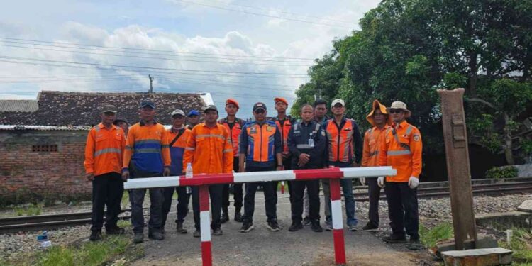 PT KAI melakukan penutupan pelintasan sebidang di perlintasan liar kilometer 16+4 wilayah Sukoharjo–Pasarnguter