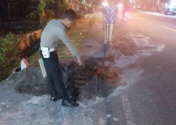 Petugas Kepolisian Melakukan Olah TKP di Lokasi Laka Motor Vs Bus di Patalan Jetis Bantul