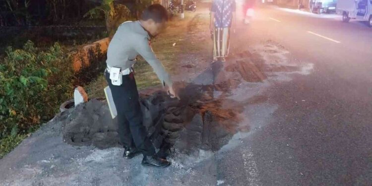 Petugas Kepolisian Melakukan Olah TKP di Lokasi Laka Motor Vs Bus di Patalan Jetis Bantul