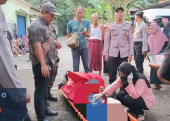 Petugas Kepolisian bersama Tim Medis melakukan pemeriksaan Korban diduga tersengat listrik di Bantul