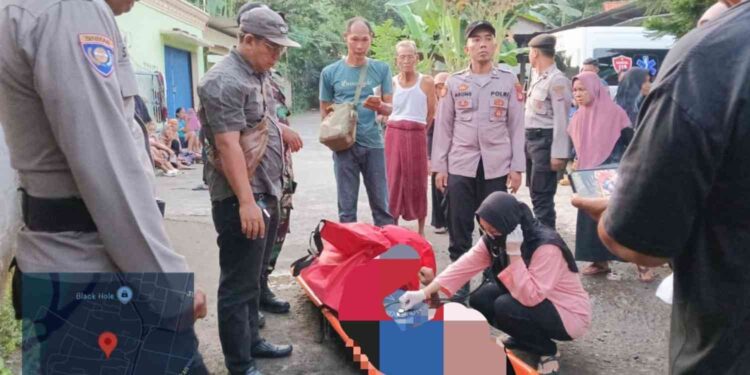 Petugas Kepolisian bersama Tim Medis melakukan pemeriksaan Korban diduga tersengat listrik di Bantul