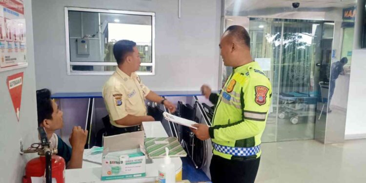 Petugas Kepolisian melakukan pendataan korban kecelakaan di rumah sakit