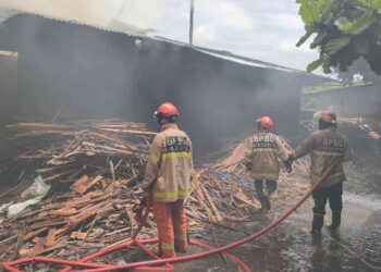 Petugas Pemadam Kebakaran melakukan pemadaman api di Ruang Oven Pengeringan Kayu di Jetis