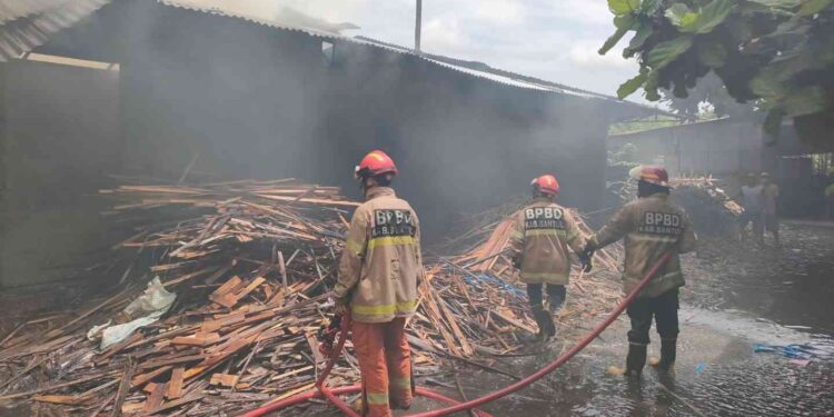 Petugas Pemadam Kebakaran melakukan pemadaman api di Ruang Oven Pengeringan Kayu di Jetis