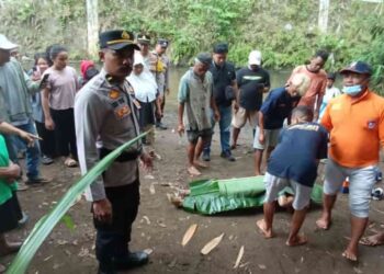 Petugas bersama warga mengevakuasi jenazah perempuan yang ditemukan di aliran Sungai Celeng, Karangtengah, Imogiri, Bantul, Minggu (09/11/2025).