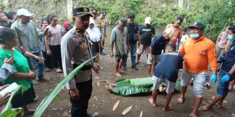 Petugas bersama warga mengevakuasi jenazah perempuan yang ditemukan di aliran Sungai Celeng, Karangtengah, Imogiri, Bantul, Minggu (09/11/2025).